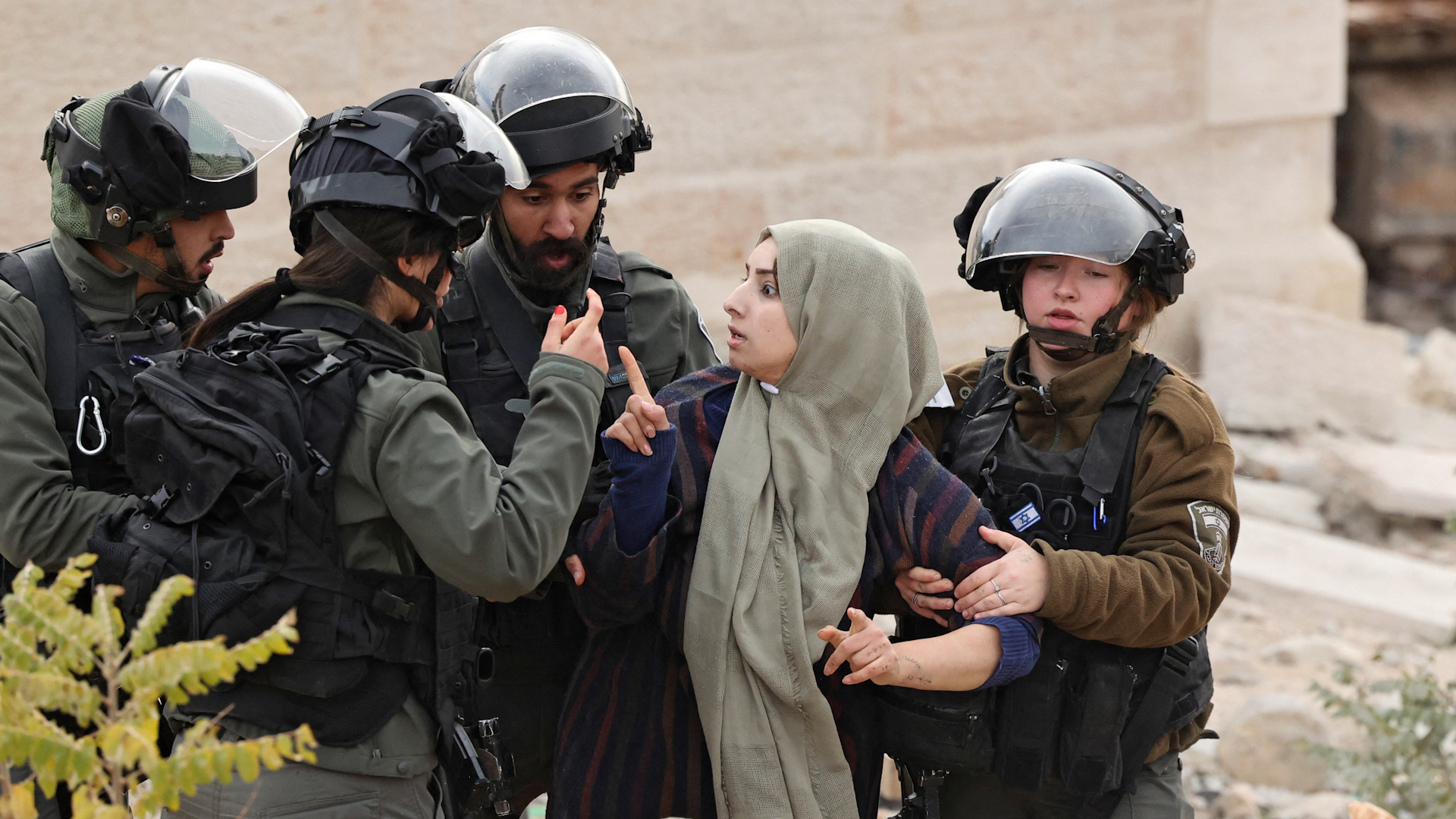 مجندتان إسرائيليتان تجبران 5 سيدات فلسطينيات على التعري بمنزلهن في الخليل