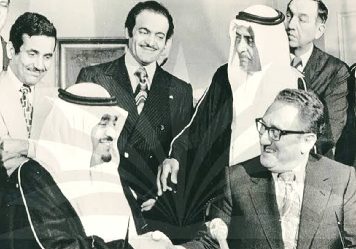 الأمير فهد ووزير الخارجية الأمريكية هنري كيسنجر بعد التوقيع على الاتفاق السعودي الأمريكي الاقتصادي والعسكري ١٩٧٤