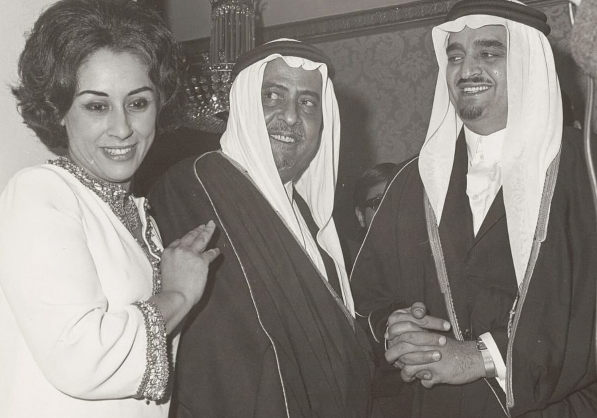 الامير فهد مع السفير السعودي في امريكا ابراهيم عبدالله السويل وزوجته في يوليو ١٩٧٤.