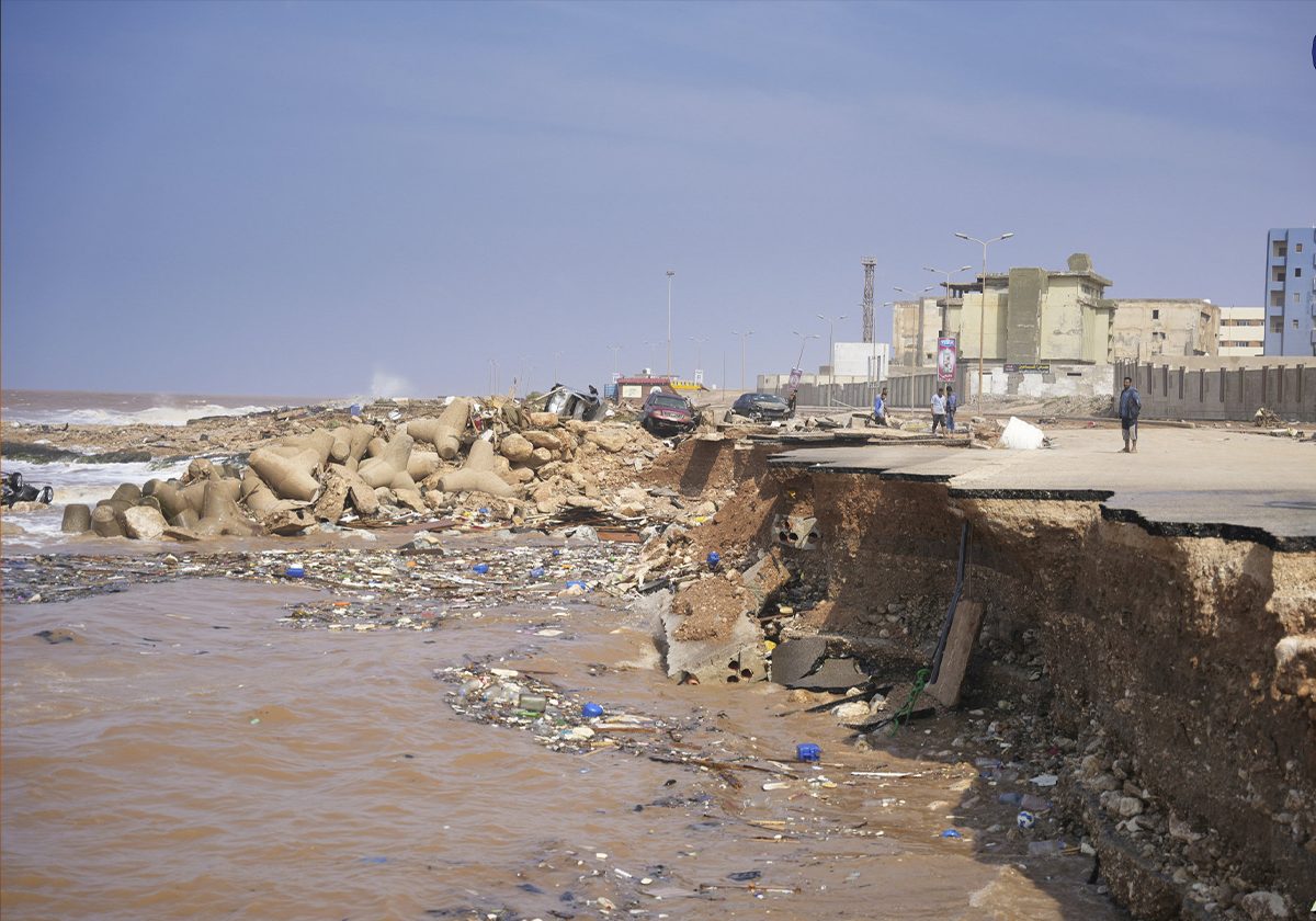 البحر المتوسط يُخرج جثث ضحايا فيضانات ليبيا (مشهد مؤلم)
