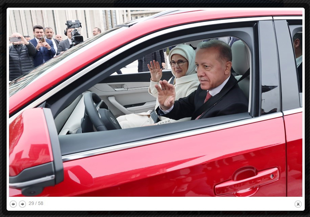 الرئيس التركي رجب طيب أردوغان برفقة زوجته