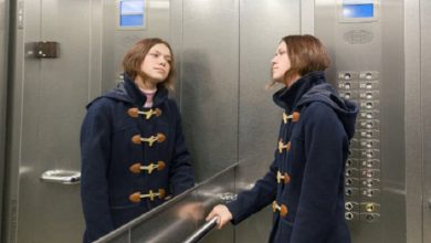 المرآة داخل المصعد الكهربائي