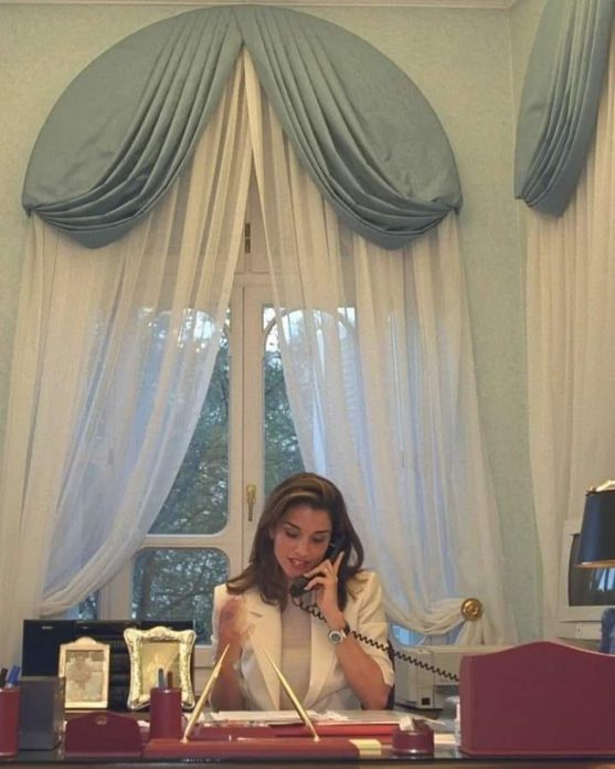 الملكة رانيا العبدالله تجلس على مكتبها الخاص داخل القصر الملكي ومنهمكة في مكالمة هاتفية
