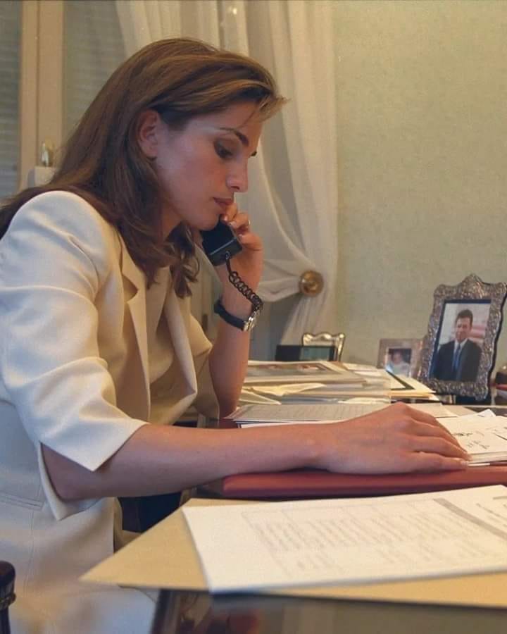 الملكة رانيا تجري مكالمة هاتفية ومنهمكة في قراءة ومراجعة التقارير