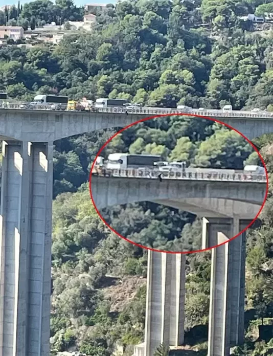 على ارتفاع 100 متر حاول بيكا بيكا الانتحار فوق جسر مدينة نيس ليتدخل رجال الشرطة والإنقاذ والجيش
