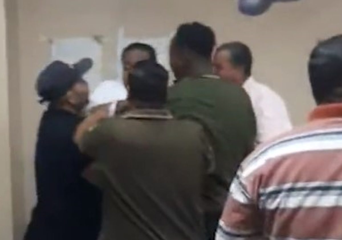 فيديو لبرلماني مصري يعتدي على أطباء وممرضي مستشفى أسوان.. فوضى وألفاظ نابية