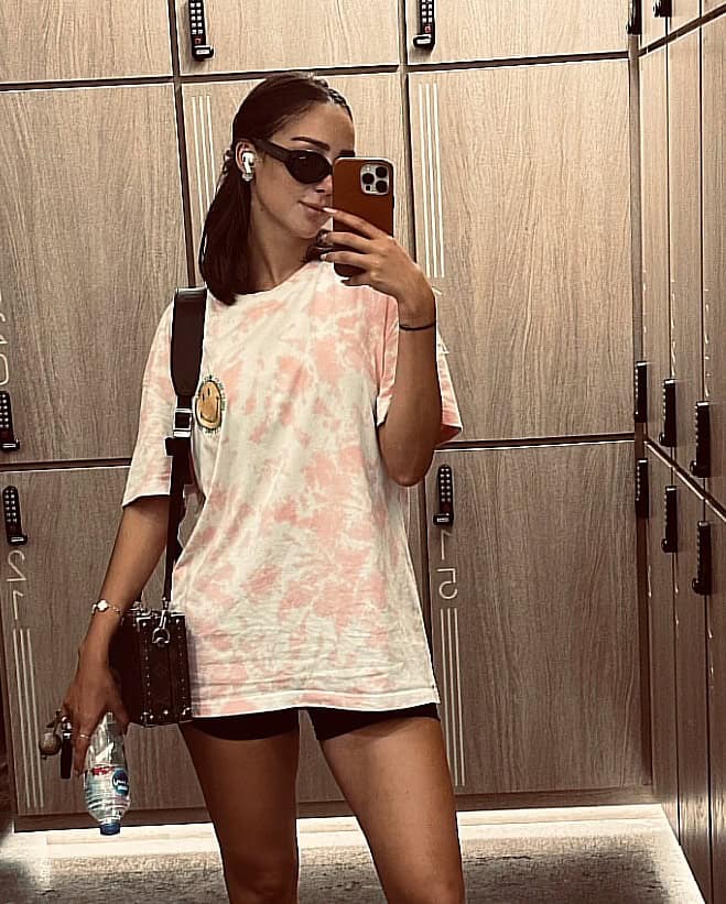 بسمة بوسيل بإطلالات جريئة على مسبح عائم وآخر همها كارثة الزلزال! (شاهد)