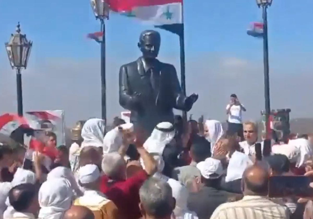 كأنه صنم يُعبد.. تمثال بشار الأسد و"مشهد جاهلي" من سوريا أثار جدلا