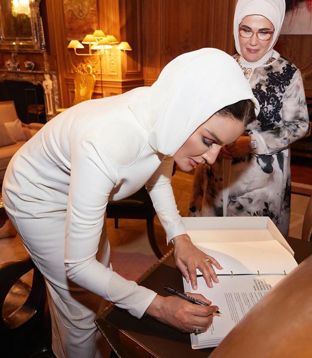 الشيخة موزا