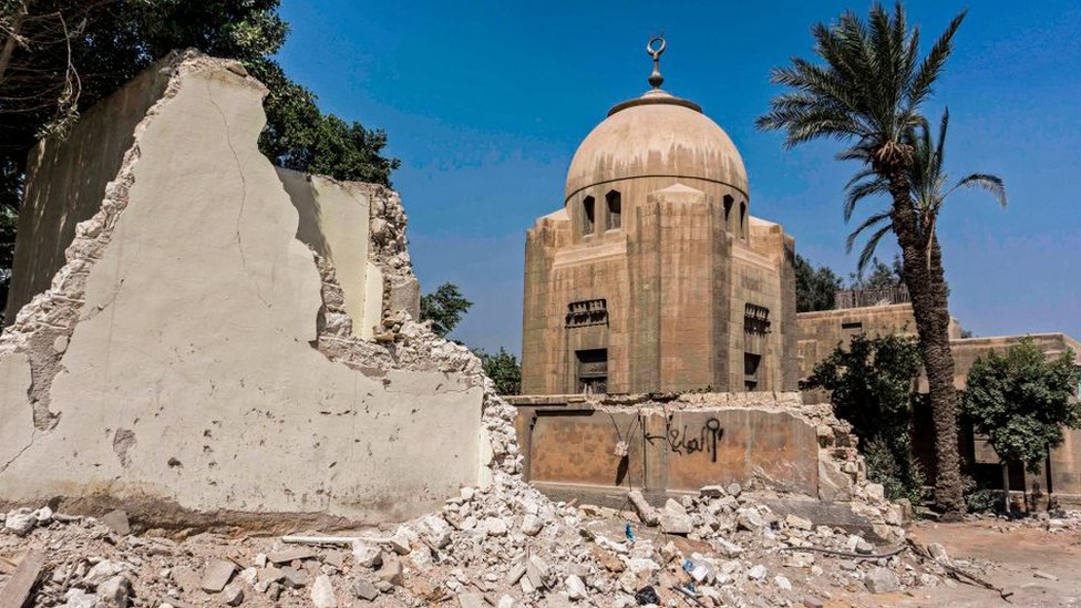 تواصل الحكومة المصرية تنفيذ حملة إزالة المقابر التاريخية
