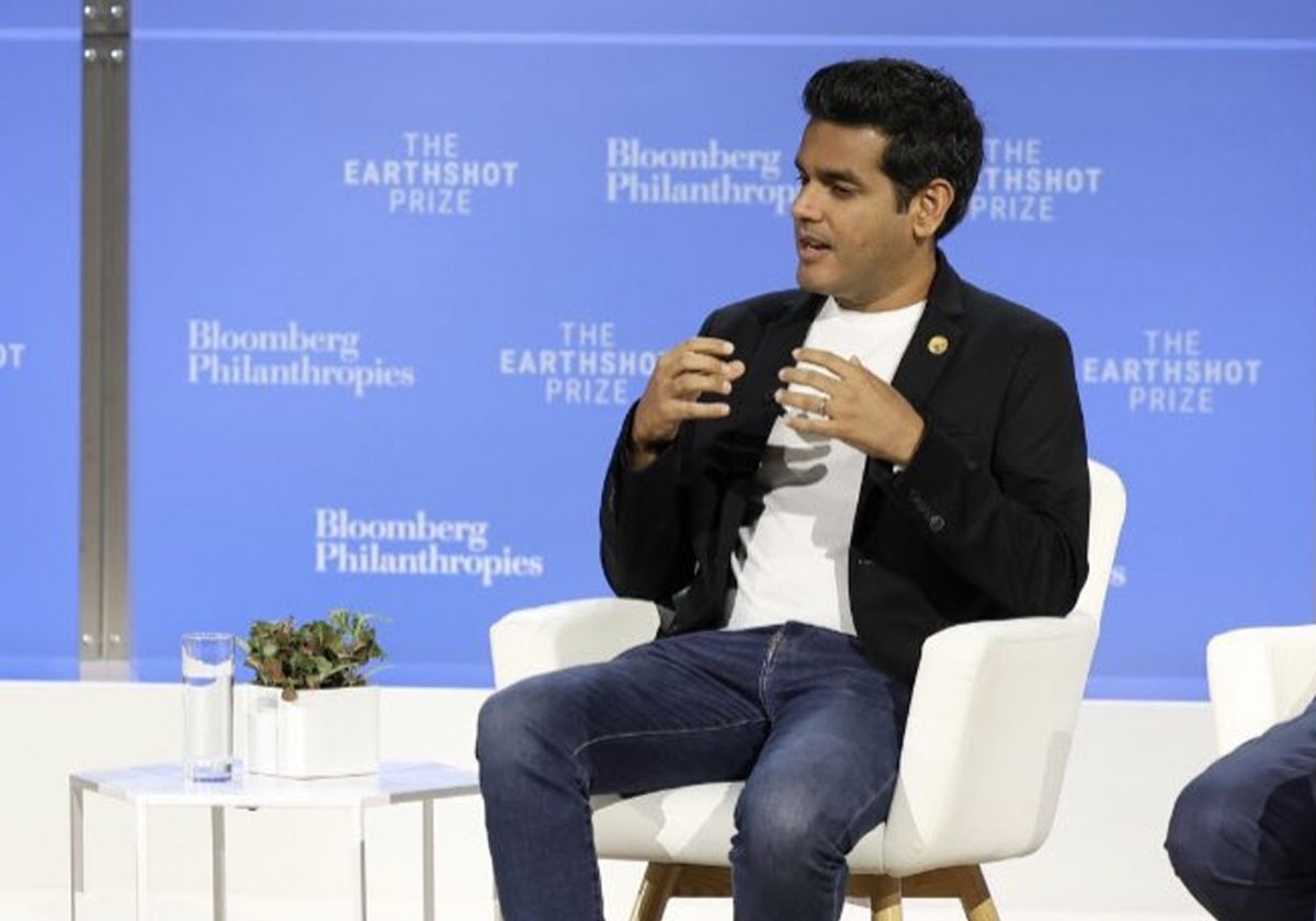 بيل غيتس يلتقي بشاب عماني بعد أن أثار إعجابه ما فعله في خدمة البشرية (شاهد)