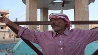 رجل سوري، يرفع يديه على أعمدة متصالبة، قيل إن تنظيم الدولة أقدم على صلب ابنه عليها