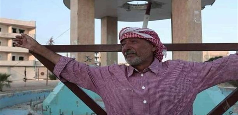 رجل سوري، يرفع يديه على أعمدة متصالبة، قيل إن تنظيم الدولة أقدم على صلب ابنه عليها