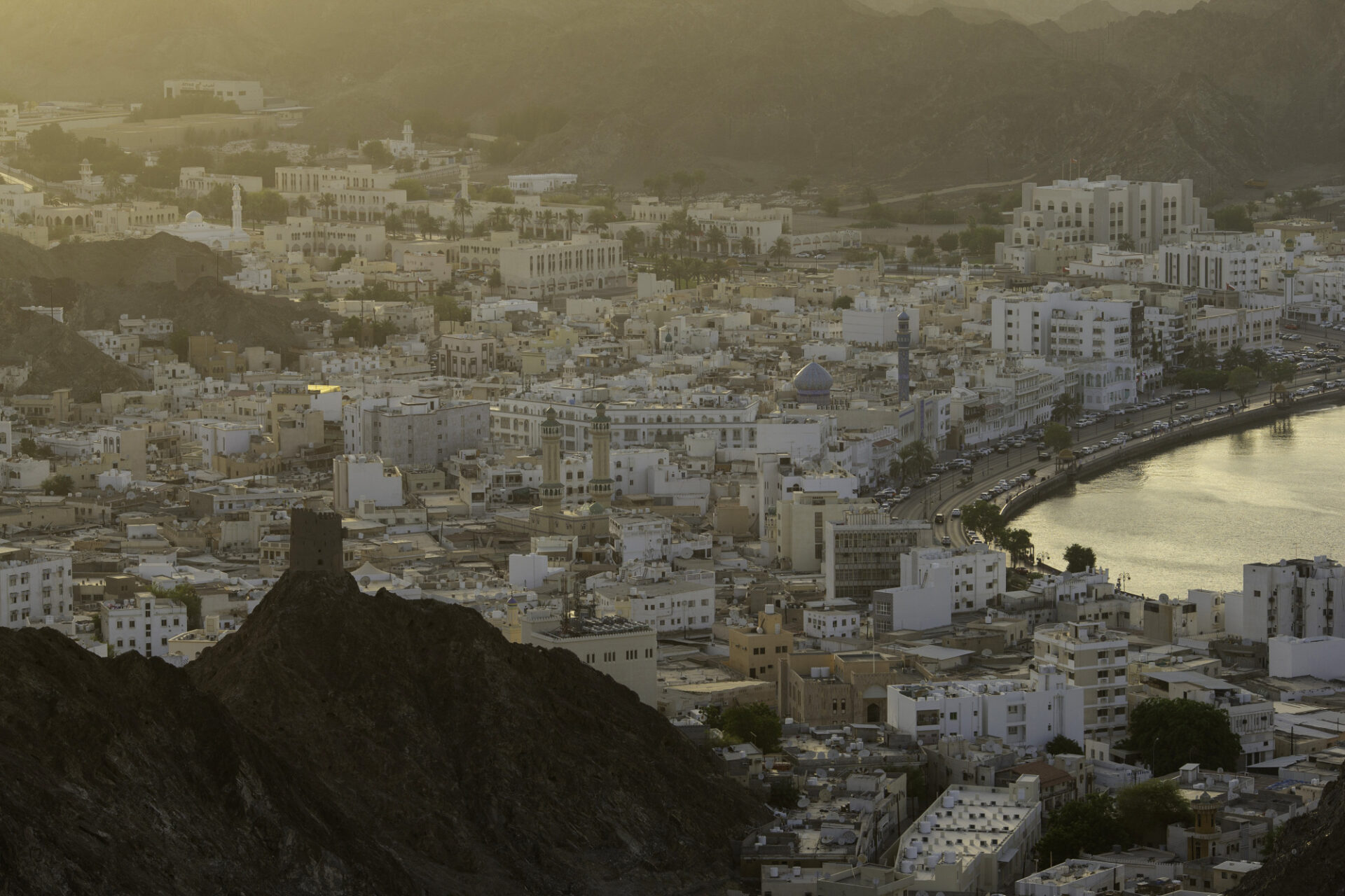 رفعت وكالة ستاندرد آند بورز تصنيفها الائتماني السيادي طويل الأجل للعملة الأجنبية والمحلية لسلطنة عمان إلى BB+