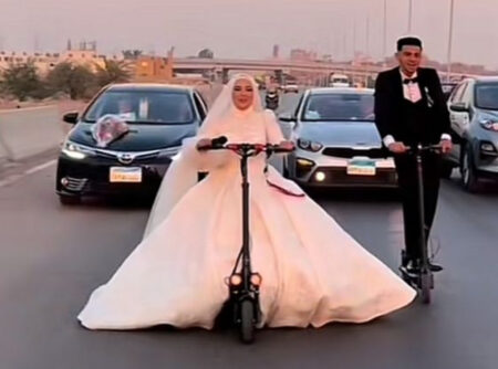 انتشر مقطع مصور طريف بعنوان زفة عروسين بطريقة غير مألوفة عبر السكوتر بدلاً من السيارة