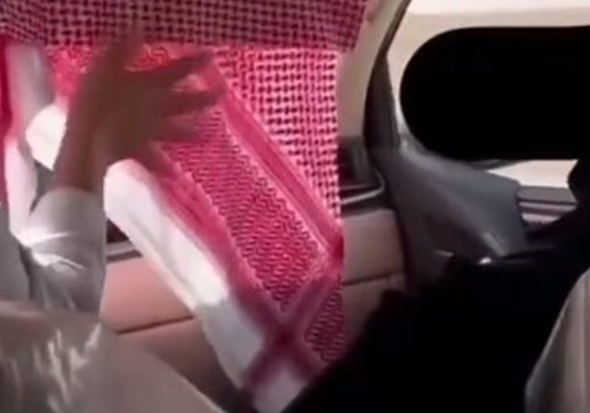 سعودي يثير الضجة بما فعله غيرةً على زوجته داخل سيارة