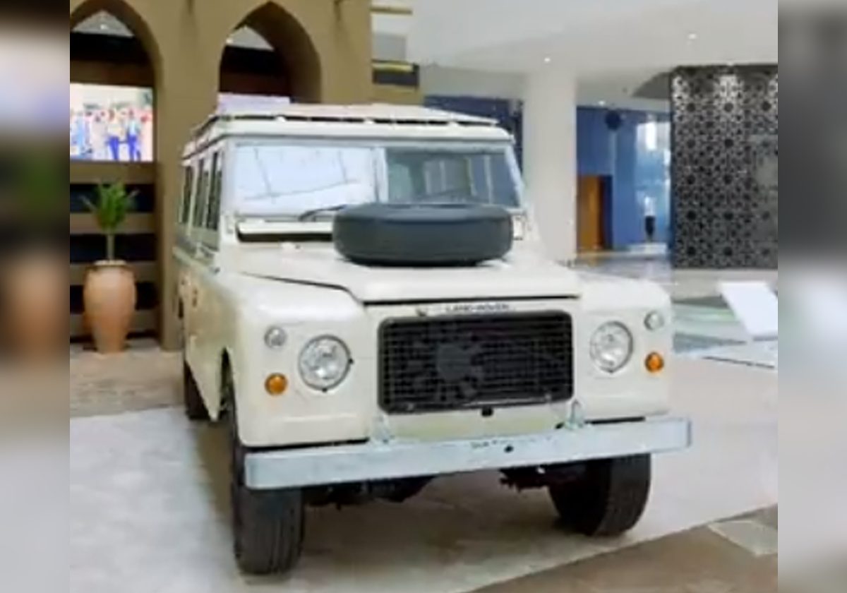 سيارة حاكم الشارقة النادرة تُدهش زوار معرض أبو ظبي للصيد والفروسية