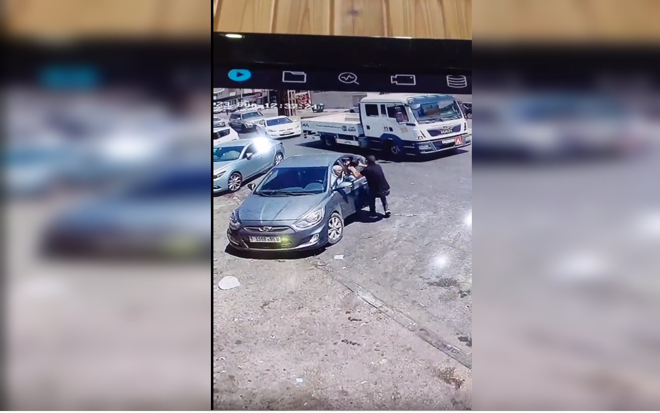 إنقاذ شاب فلسطيني طفلة أطبق شباك السيارة على رأسها