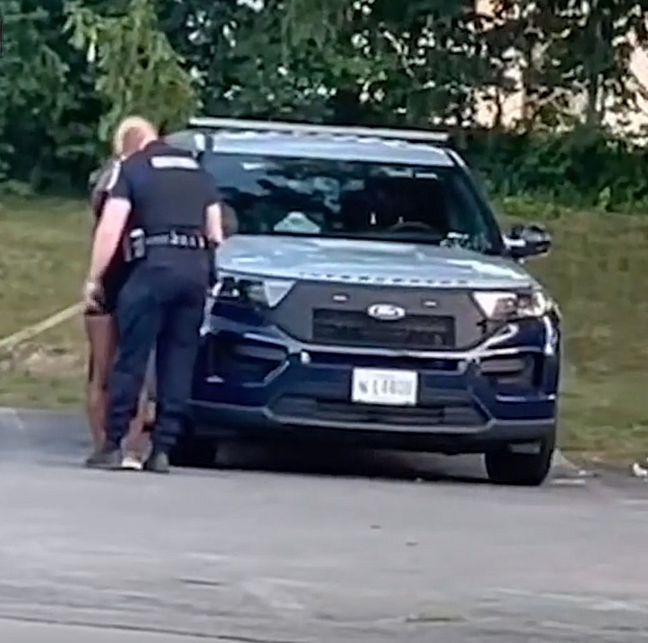 شرطي أمريكي يقبل سيدة ترتدي ملابس ضيقة قصيرة