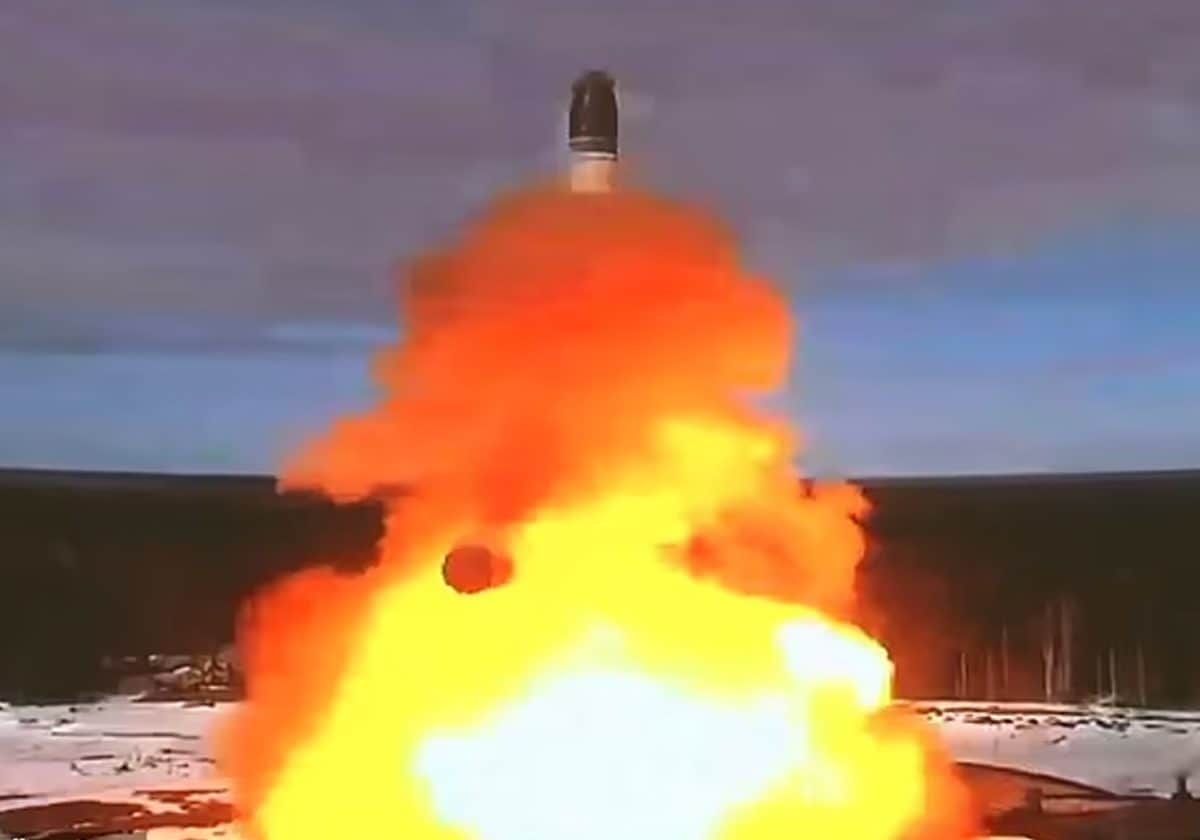 بطول 14 طابقاً وبوزن 208 أطنان.. بوتين يأمر بوضع صاروخ الشيطان-2 في الخدمة!