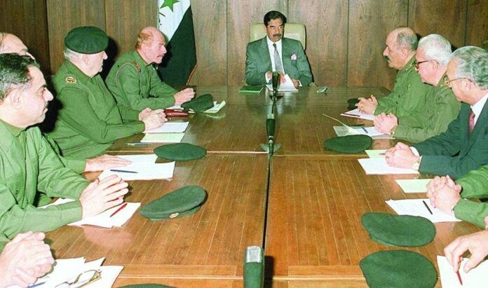 صدام في اجتماع مع كبار قادة أركان نظامه