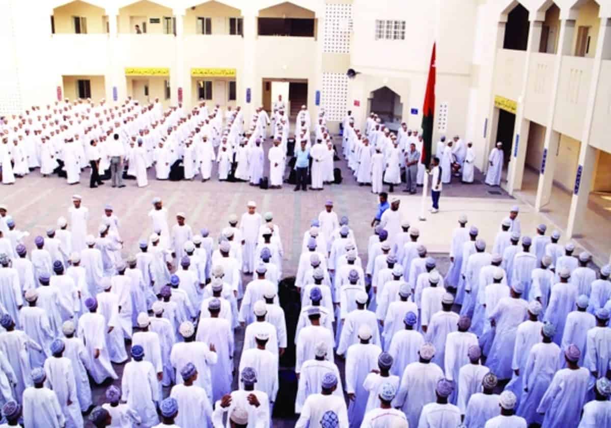 مقاطع إباحية داخل مدرسة عمانية ومشاهدة جماعية.. ما حدث صادم وكشفه أخصائي اجتماعي