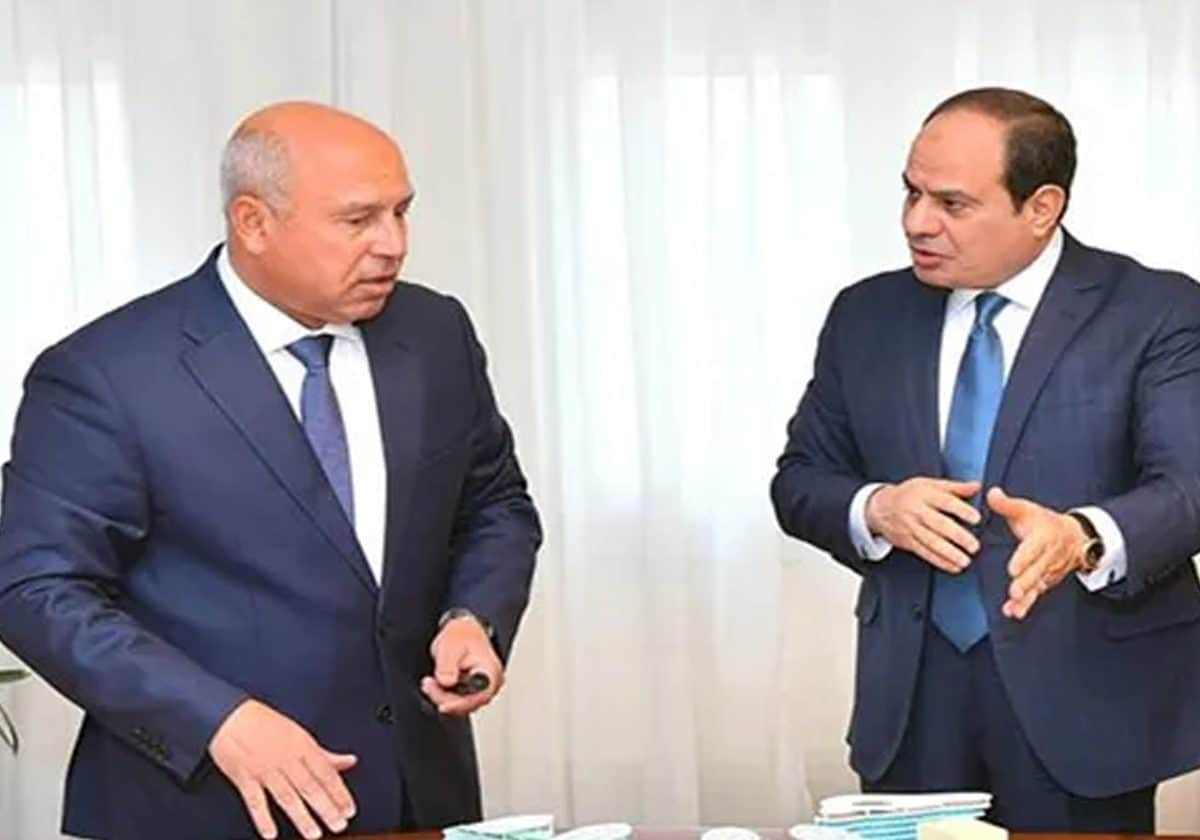 كامل الوزير يبكي لـ السيسي ويثير سخرية مؤيديه