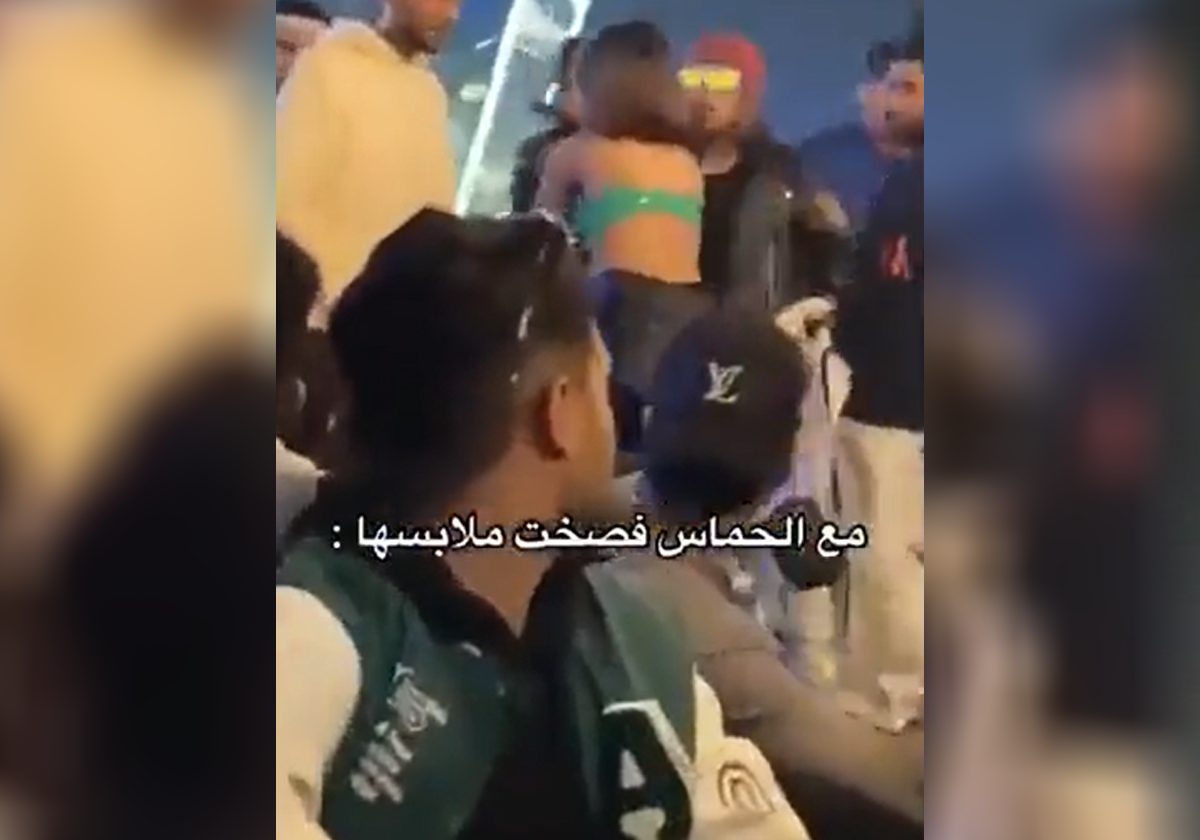 فيديو صادم يهزم السعودية.. فتاة تتعرى وسط الشباب من فرط حماستها