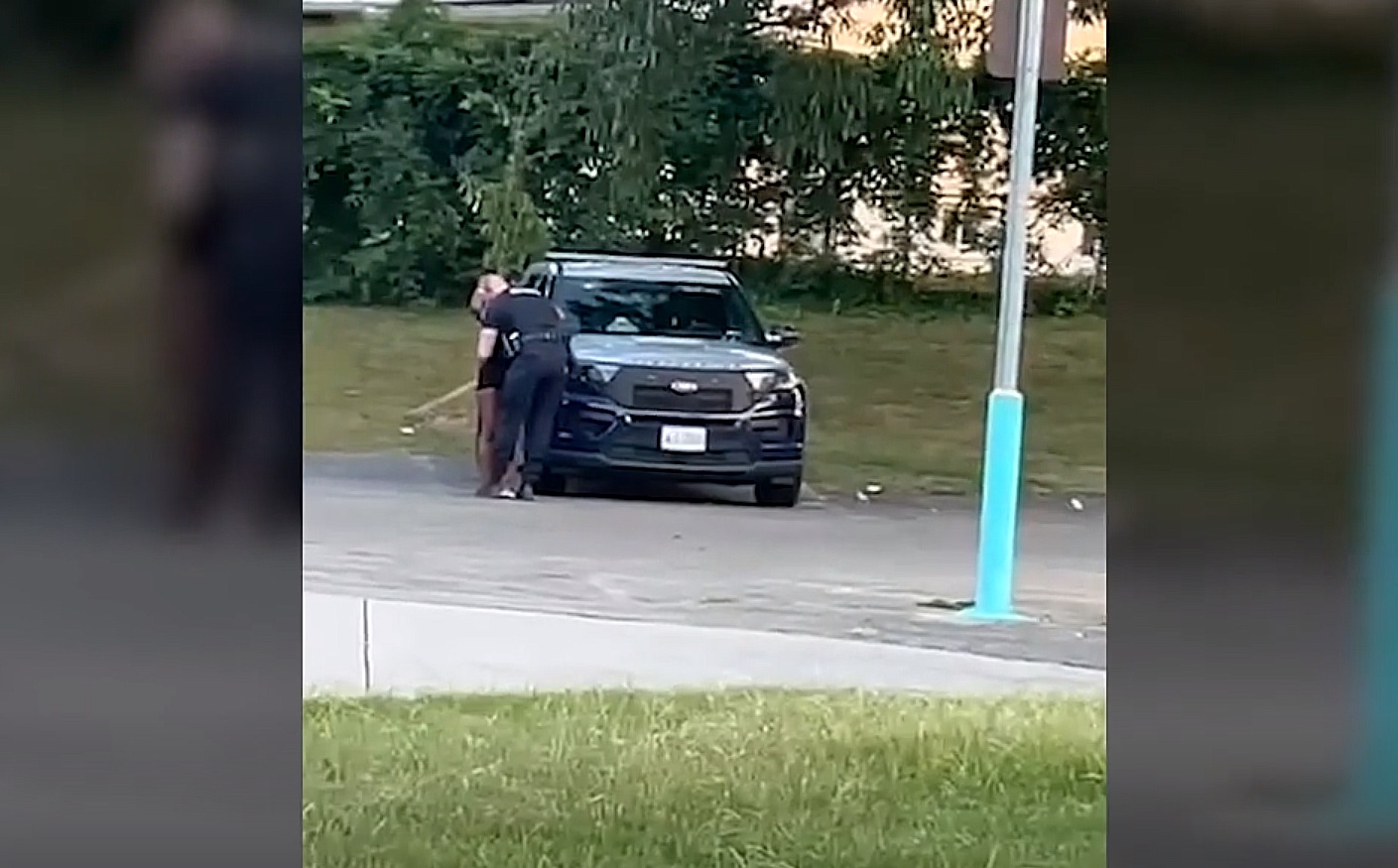 فضيحة ضابط شرطة أمريكي مع عشيقته في الشارع