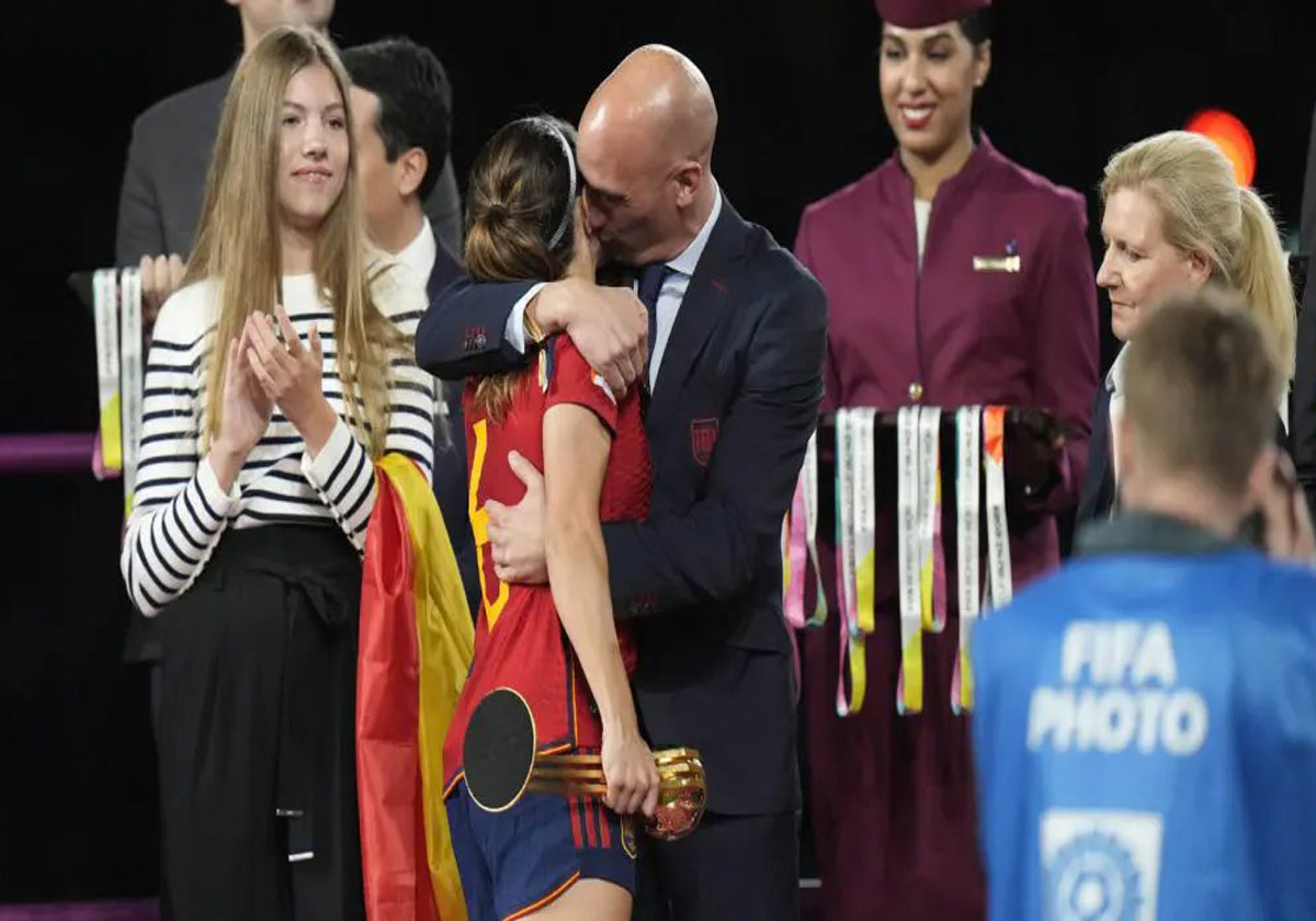 استقالة رلويس روبياليس من رئاسة الاتحاد الإسباني لكرة القدم بسبب قبلة اللاعبة هيرموسو
