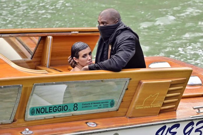 كاني ويست وزوجته على متن القارب في وضع اعتبر خادشاً في ايطاليا