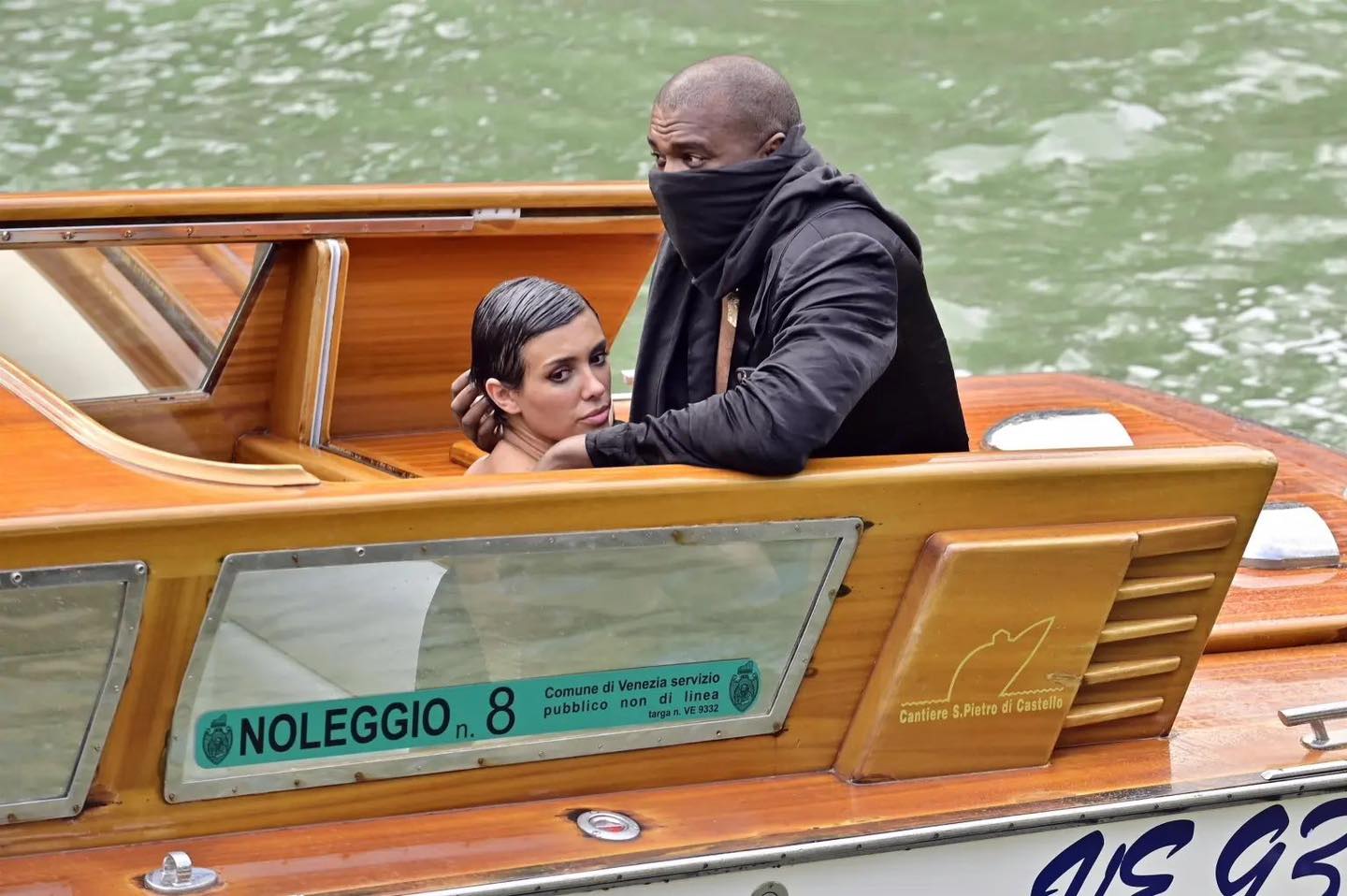 كاني ويست وزوجته على متن القارب في وضع اعتبر خادشاً في ايطاليا