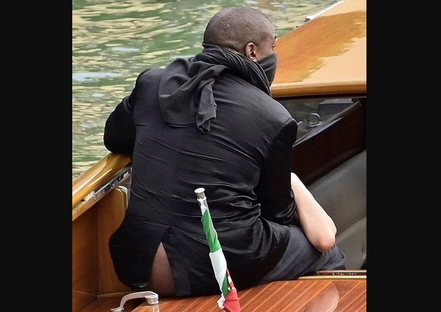 كاني ويست يكشف مؤخرته على متن قارب في البندقية بإيطاليا