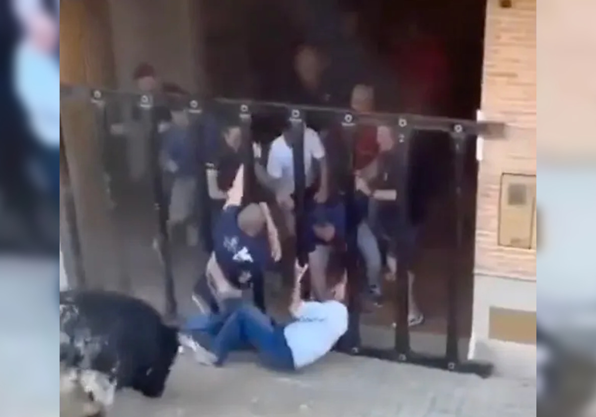 لحظات مرعبة لمقتل رجل أعمال بقرون ثور غاضب