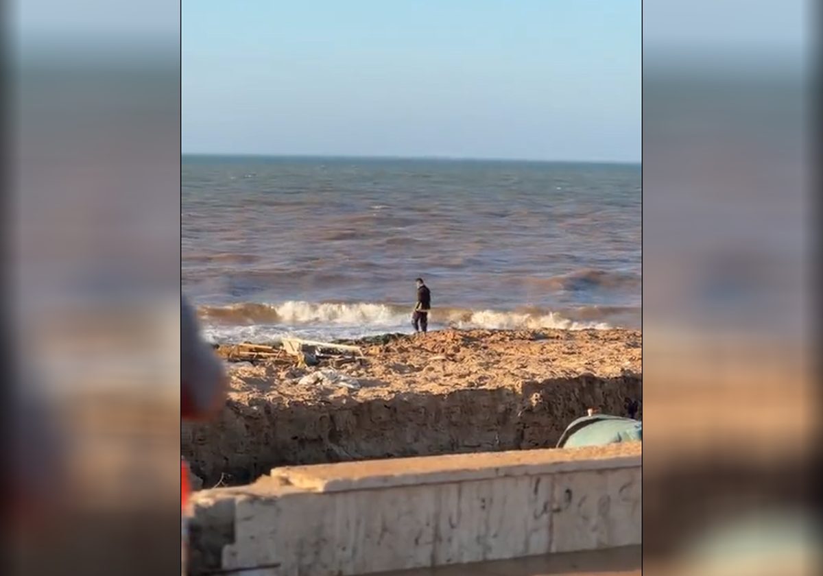 ليبي يقف أمام البحر منتظرا أن يقذف جثث عائلته! (فيديو مؤلم)