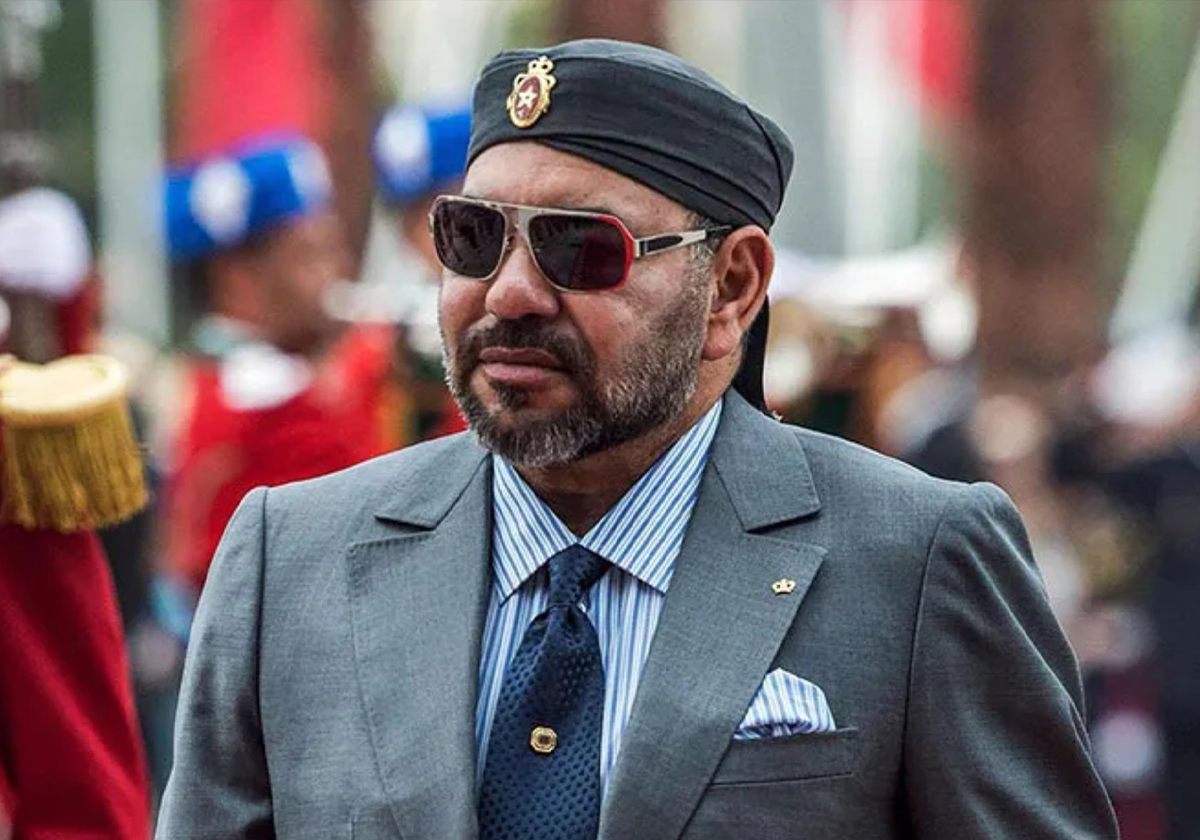 انفجر غضبا.. مغربي يُحرج الملك محمد السادس من أمام قنصلية الجزائر