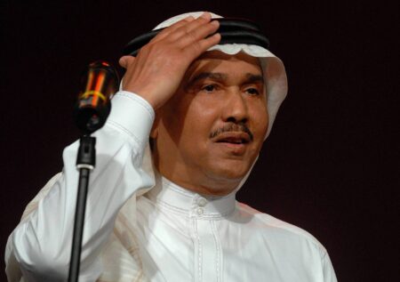 ماذا فعل الفنان محمد عبده مع معجب اقتحم المسرح واحتضنه؟ (فيديو)