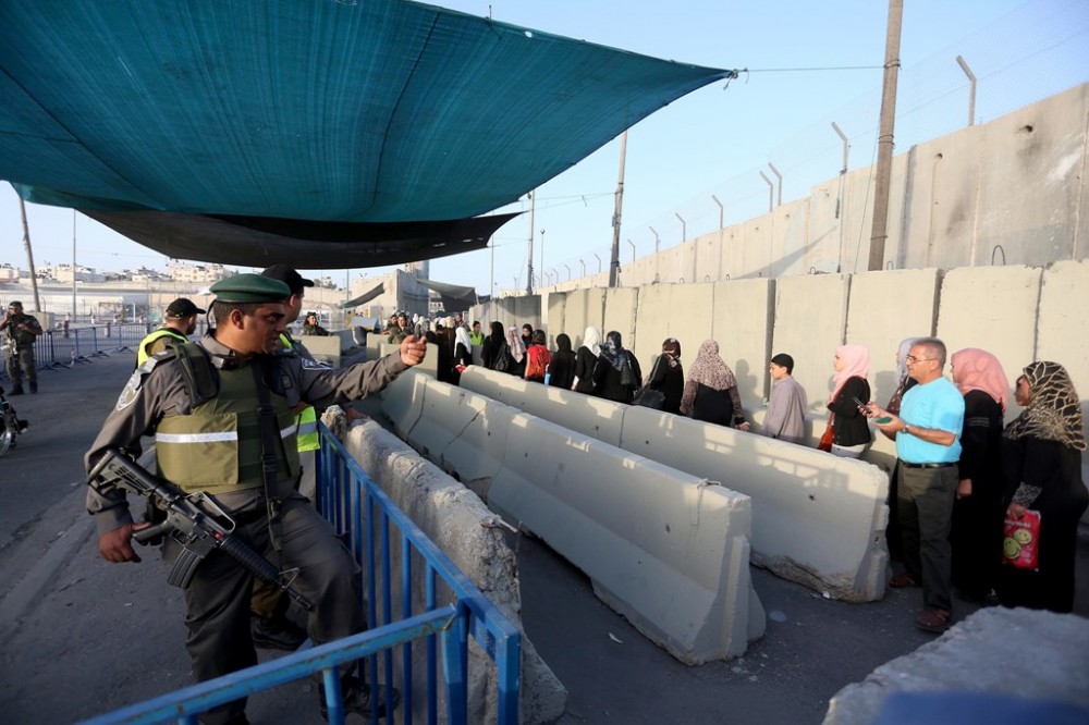 معاناة الفلسطينيين عند نقاط التفتيش الإسرائيلية