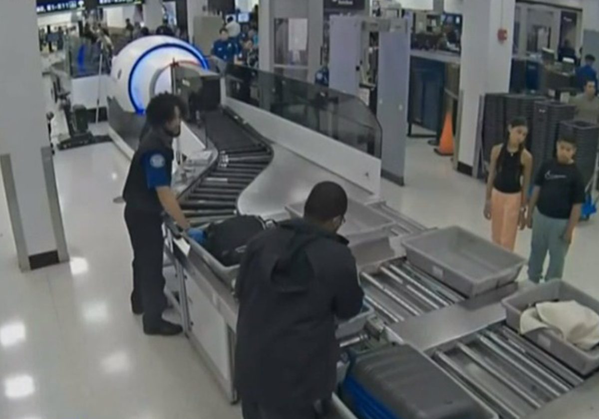 فضيحة في مطار أمريكي.. موظفون يسرقون مقتنيات مسافرين وكاميرات المراقبة تكشفهم (فيديو)