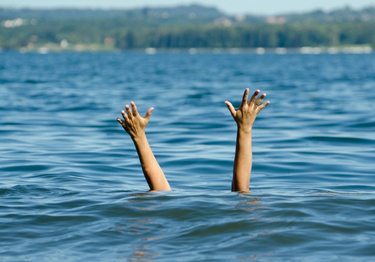 لحظة إنقاذ 3 كويتيين من الغرق بعد صراع مع الأمواج دام ساعات
