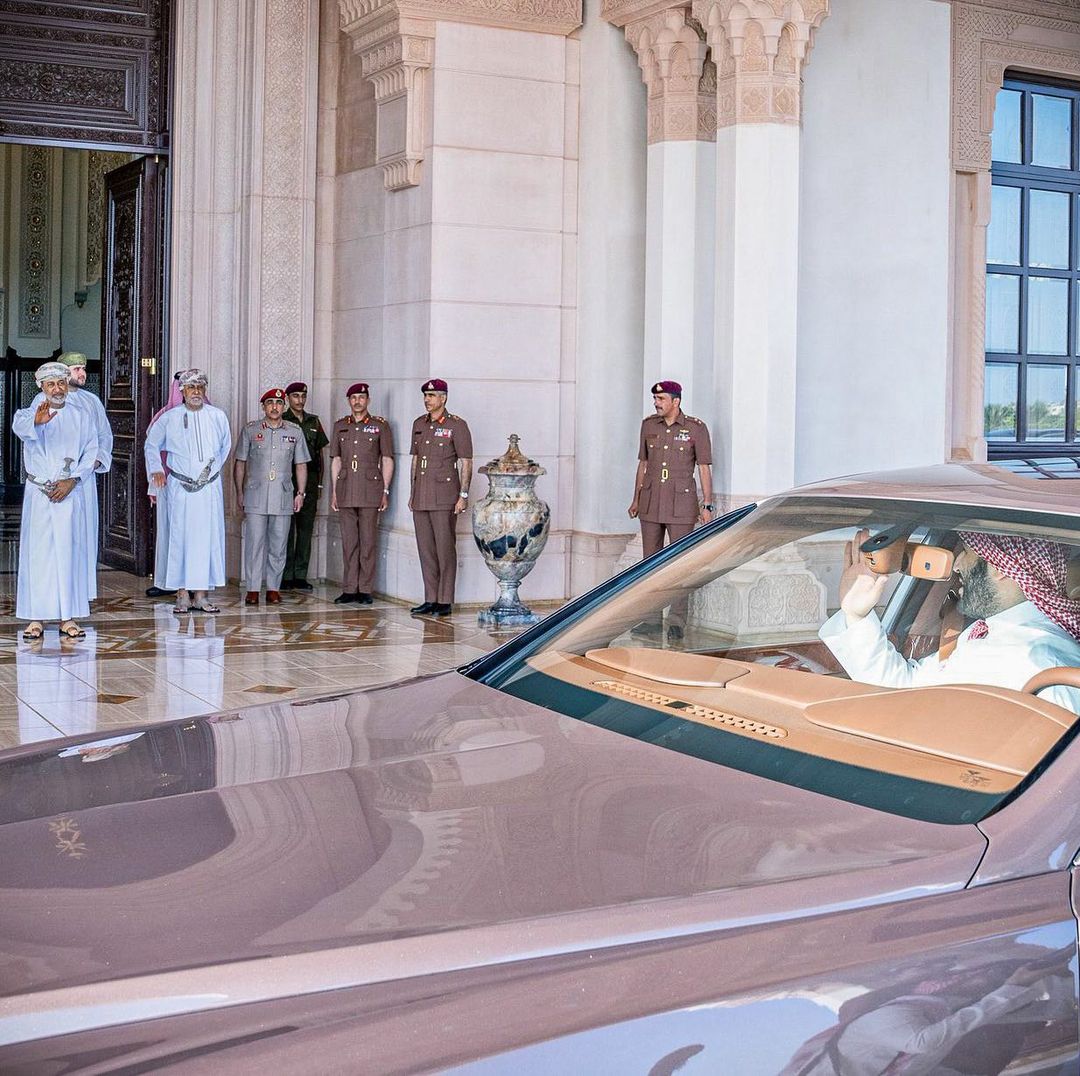 سلطان عمان يودع ولي العهد السعودي محمد بن سلمان