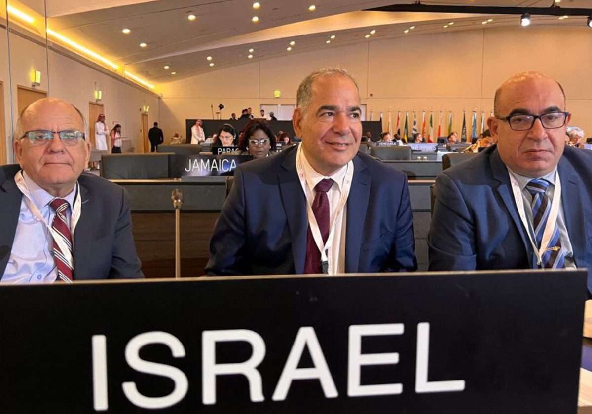 أول فيديو لمشاركة الوفد الإسرائيلي في مؤتمر اليونسكو بالسعودية: ضحكة وعلكة