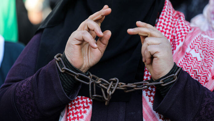 وثق "أنفوجرافيك" لوكالة "صفا" الفلسطينية عدداً من أسماء أسيرات فلسطينيات يقبعن في سجون الاحتلال الإسرائيلي وعتمة الزنازين منذ سنوات