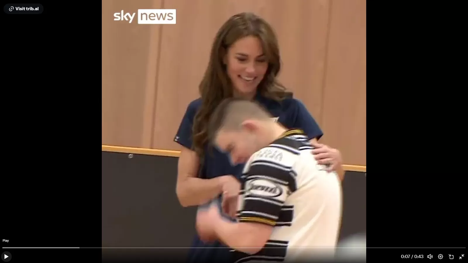 الأميرة كيت ميدلتون تصافح الطفل الذي أمسكها من خصرها