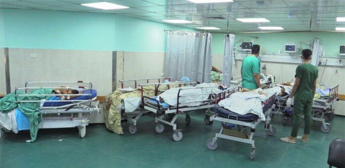 تكدس الضحايا من المصابين بانتظار دورهم لدخول غرفة العمليات في غزة
