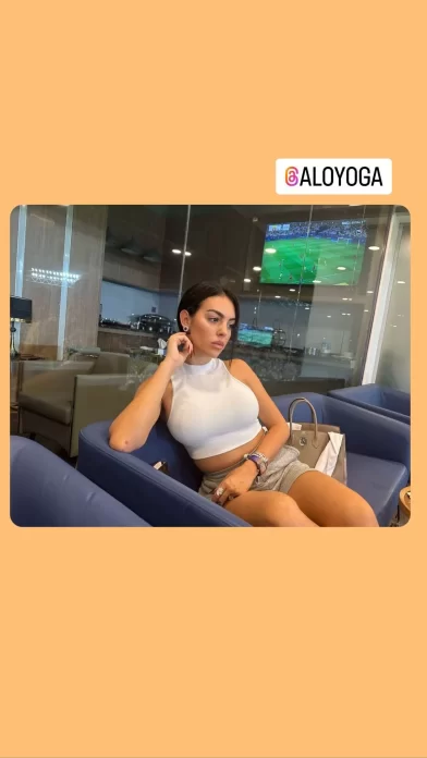 إطلالة جورجينا وهي ترتدي هوت شورت رمادي مع توب أبيض ضيق