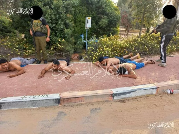 صورة نشرتها كتائب القسام لأسر عدد من الجنود الإسرائيليين