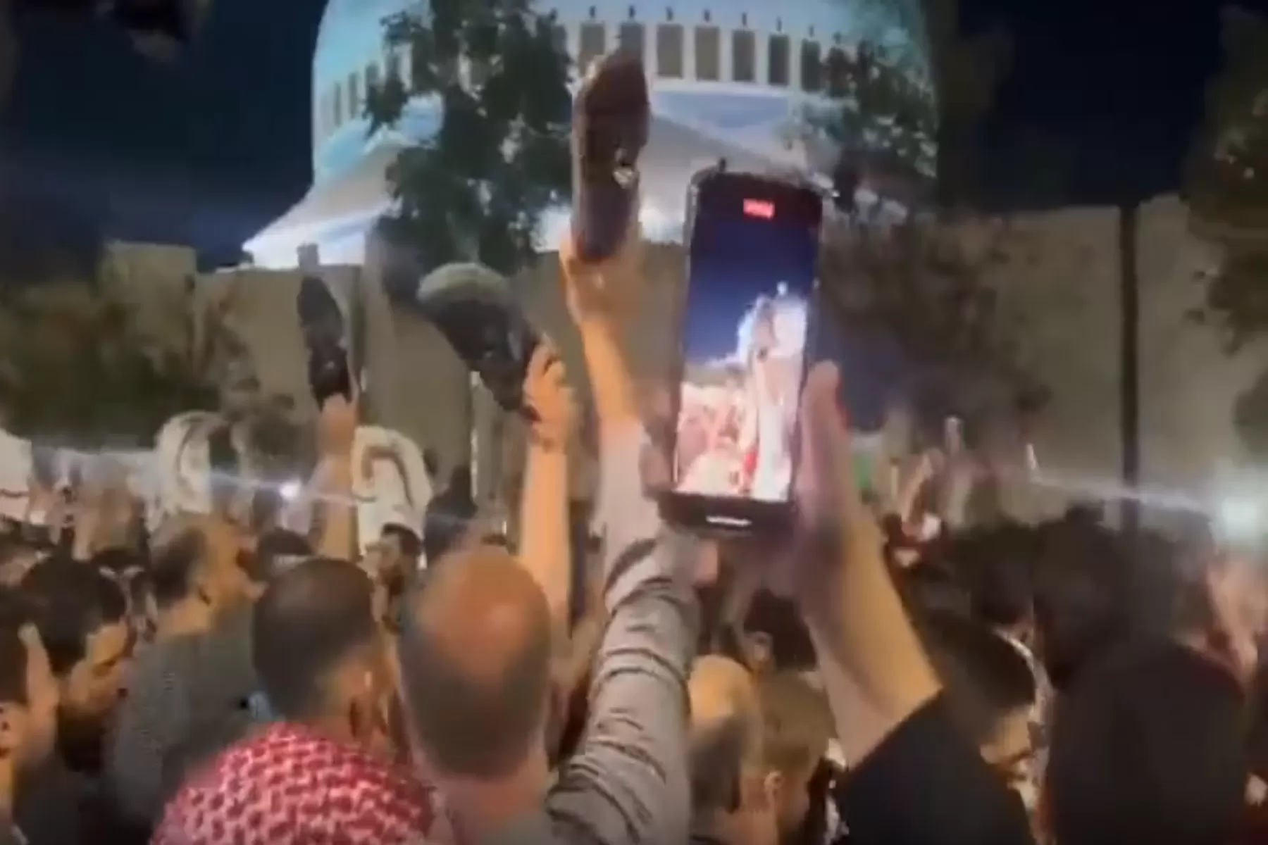 بعد مجزرة المعمداني.. أردنيون غاضبون يقتحمون السفارة الإسرائيلية (فيديو)