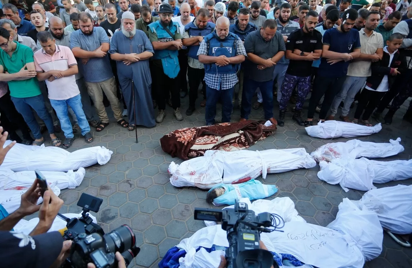 مشاهد مؤلمة لتشييع جثامين أسرة وائل الدحدوح