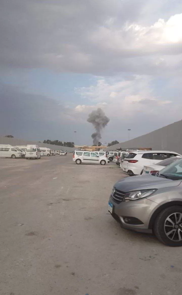 تصاعد أعمدة الدخان إثر القصف الإسرائيلي للبوابة الفاصلة بين الجانبين الفلسطيني والمصري لبوابة معبر رفح